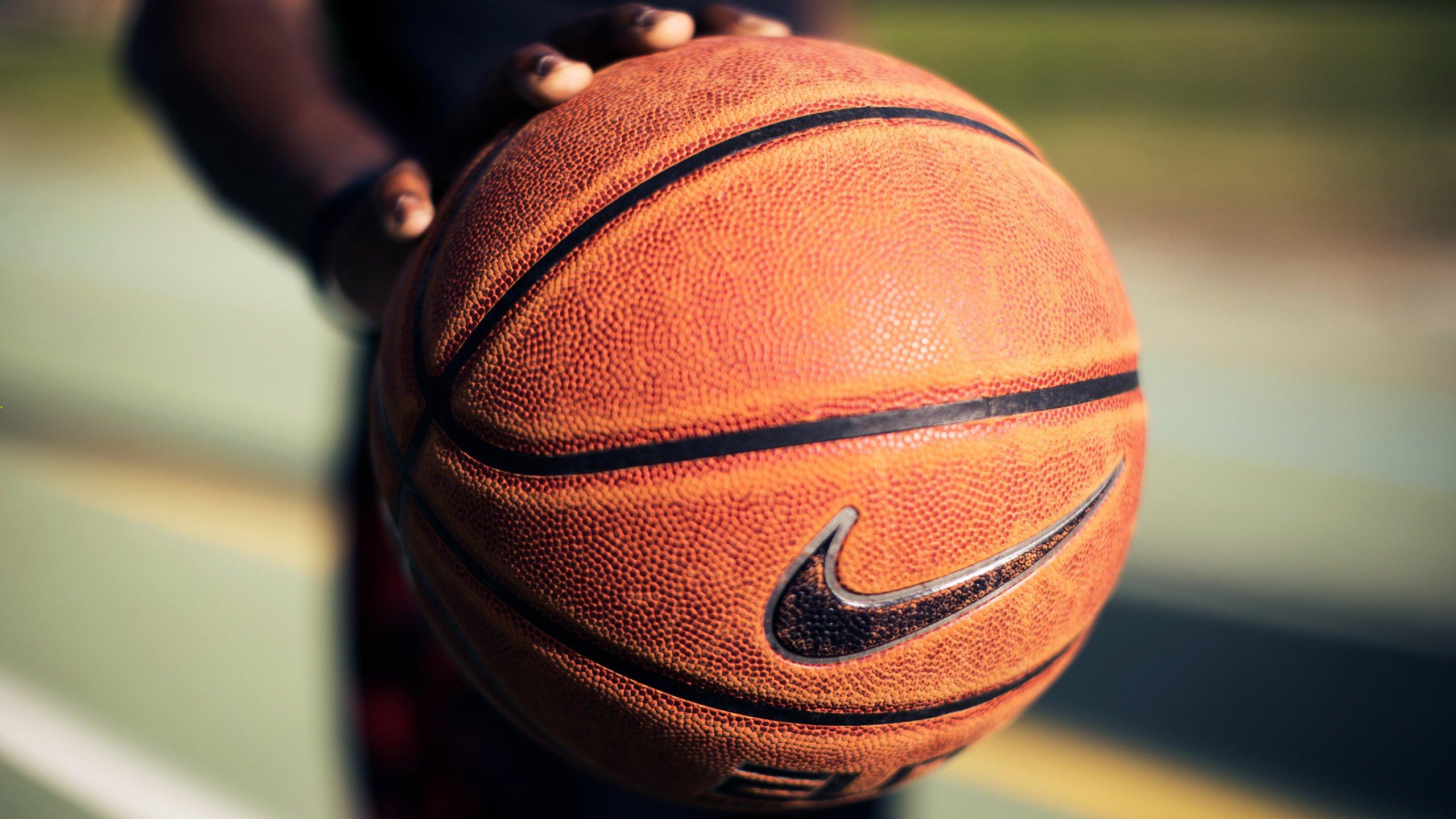 NBA季后赛激战正酣，东西部豪强上演巅峰对决