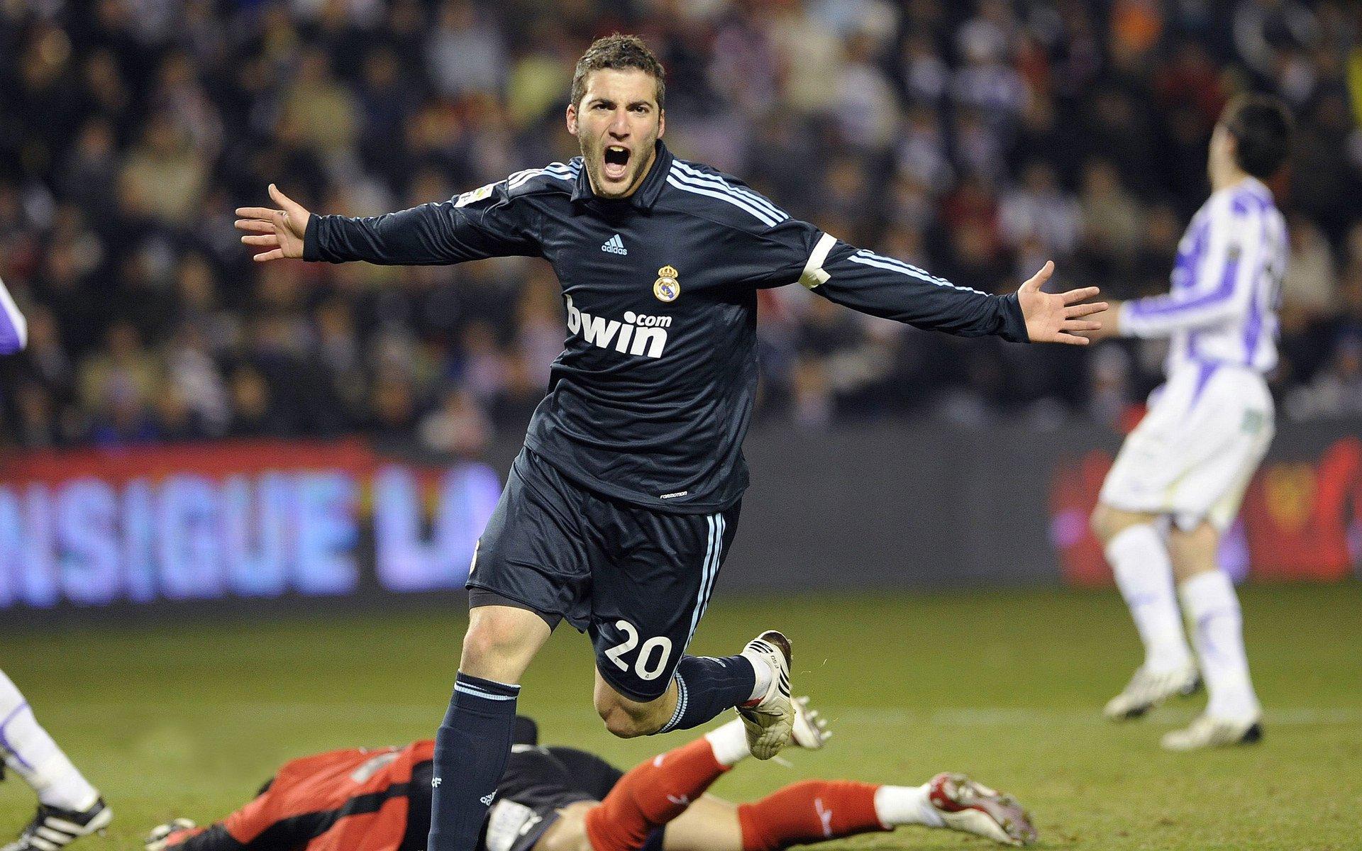 金球盛典温情一幕，亚马尔登台拥抱祝贺登贝莱，新老传承点亮巴黎之夜