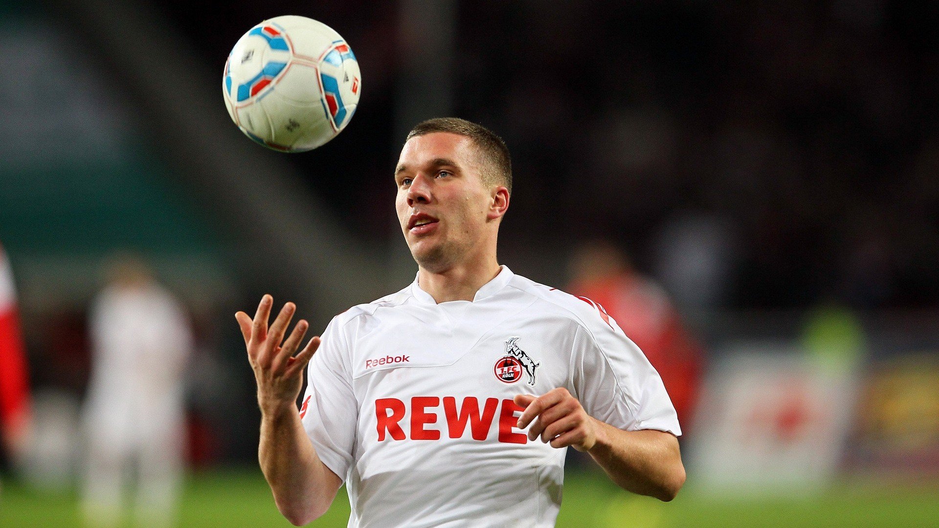 德天空曝枪手紧盯法兰克福飞翼巴奥亚 英超三强或掀边路争夺战